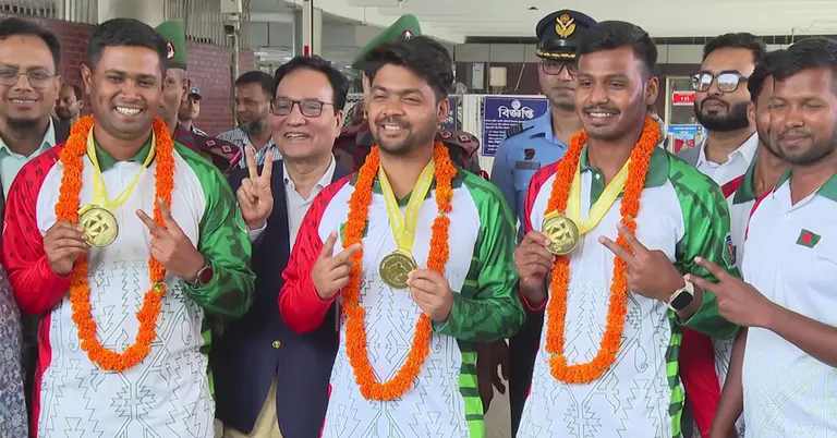 বিমানবন্দরে স্বর্ণজয়ী বাংলাদেশ আর্চার দলের খেলোয়াড়রা